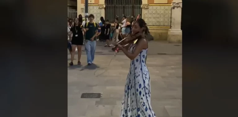 La impagable reacción de unos italianos al ver a una chica tocar 'Bella Ciao' a violín en Valencia
