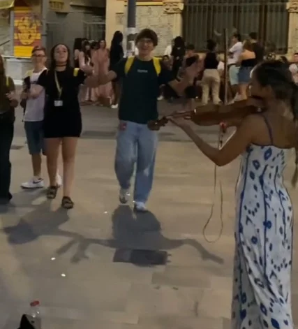Violinista sorprende a italianos tocando la Bella Ciao1