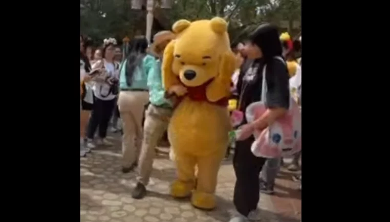 El desconcertante vídeo de la agresión a Winnie the Pooh en el Disneyland de Shanghái, China