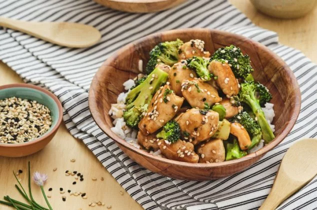 Wok de pollo con brócoli y nueces