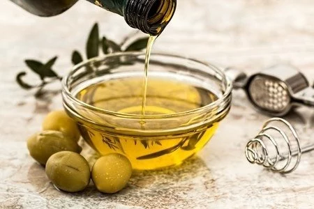 El precio del aceite de oliva cae y la OCU identifica la mejor marca para tu cocina