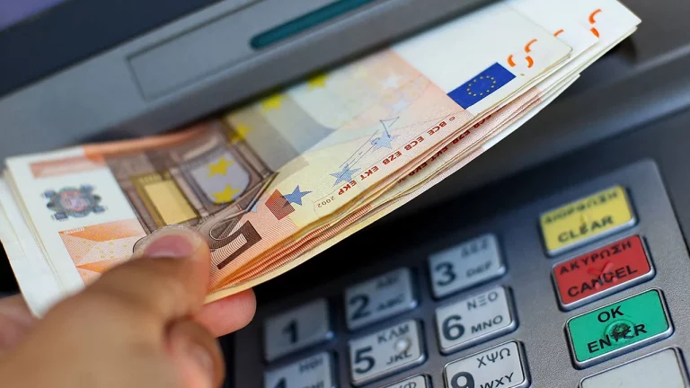 La cantidad máxima de dinero que puedes ingresar o sacar del cajero para que Hacienda no sospeche