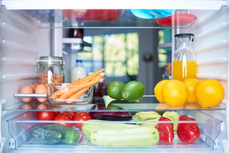 Cómo conservar alimentos en la nevera: los 5 que casi todo el mundo guarda mal (y tiras comida sin darte cuenta)