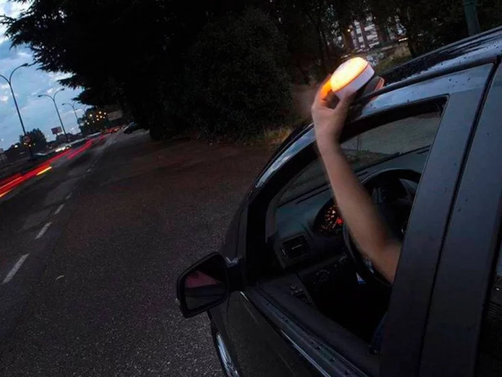 Adiós triángulos, hola luces V16: la revolución que llega en 2026