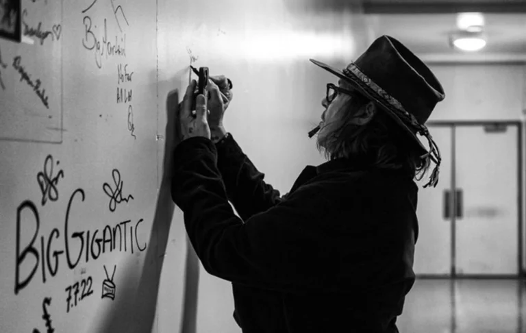 Las obras de arte y el proceso creativo de Johnny Depp cobrarán vida en la exposición 'A Bunch of Stuff'