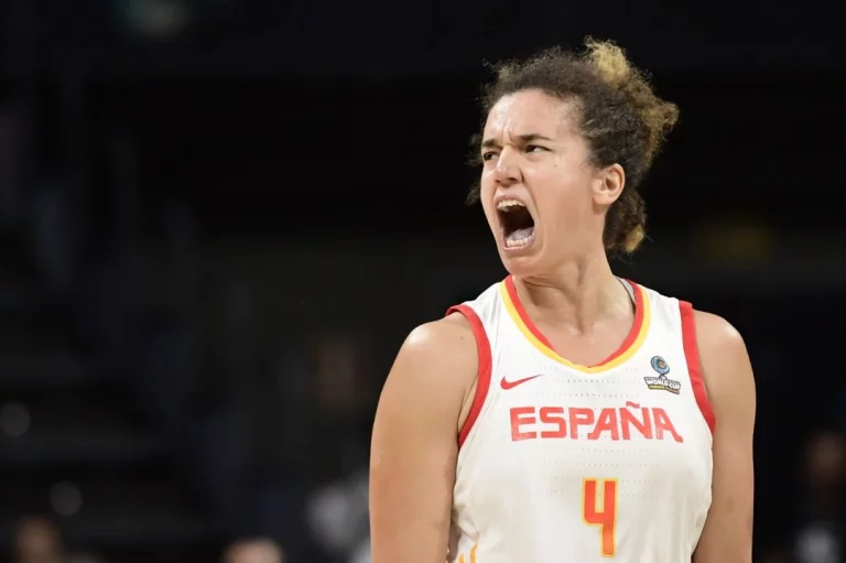 Laura Nicholls cambia de balón tras triunfar en el Basket