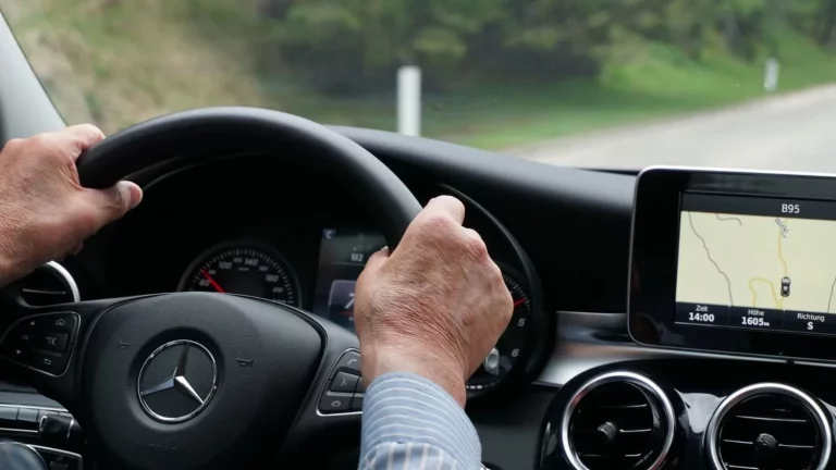 Conducir sin compañía puede costarte caro: la DGT avisa de multas de hasta 500 euros