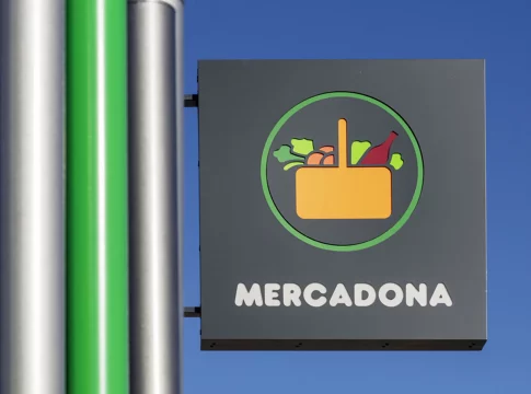 Esta bruma de 3 euros de Mercadona y Deliplus tiene ácido hialurónico y deja la piel tersa y joven Esta bruma de 3 euros de Mercadona y Deliplus tiene ácido hialurónico y deja la piel tersa y joven