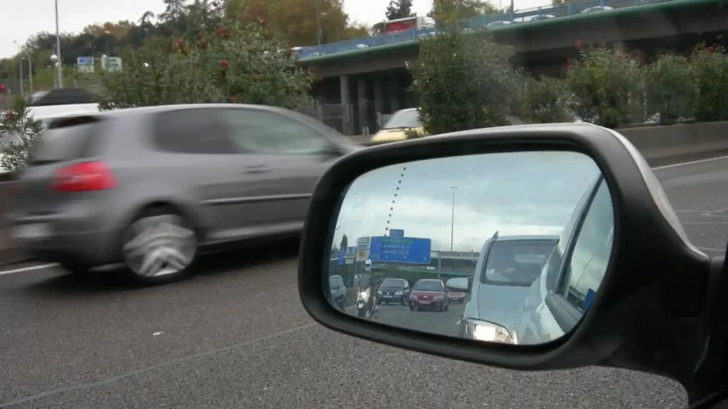 Peligros de conducir sin desplegar los retrovisores