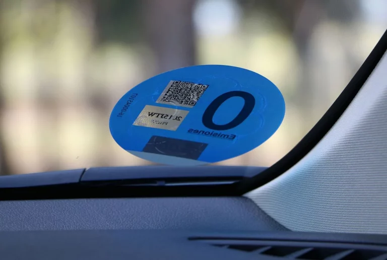 OCU pide revisar las etiquetas de la DGT para que en las ZBE se contemplen las emisiones reales y no el tipo de motor