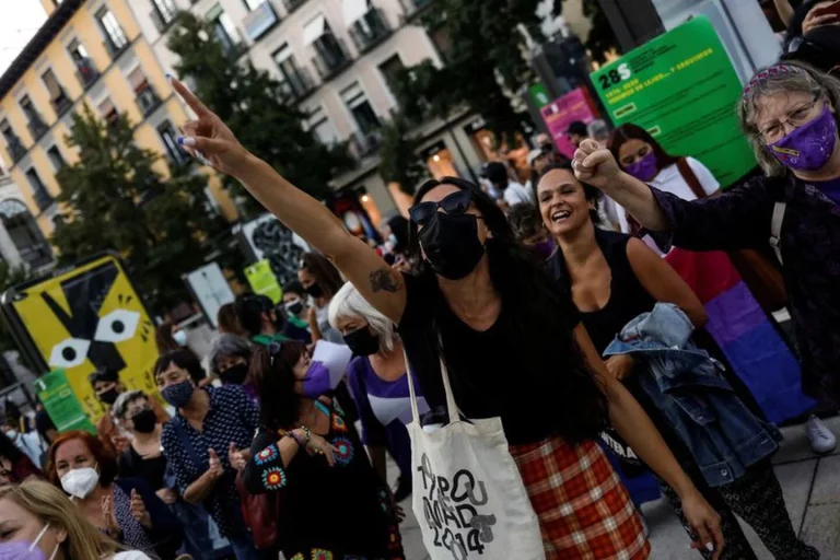 Tribunal Constitucional en acción: 'Pepona', exmilitar, desafía las medidas que le impiden abandonar España