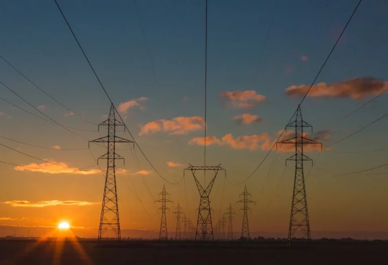 Pimec cree que prohibir llamadas a los clientes de luz acabará perjudicando a los consumidores y pagarán más