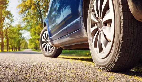 Serio aviso de la DGT sobre una cosa que no vigilamos de nuestro coche y provoca accidentes