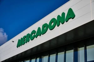El producto de Mercadona de 1 euro que hace magia con las salpicaduras y huellas de los cristales