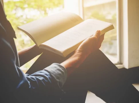 ‘Ser de fuera’ de Raquel Delgado y los libros que están arrasando en las listas de lectura de 2024 ‘Ser de fuera’ de Raquel Delgado y los libros que están arrasando en las listas de lectura de 2024