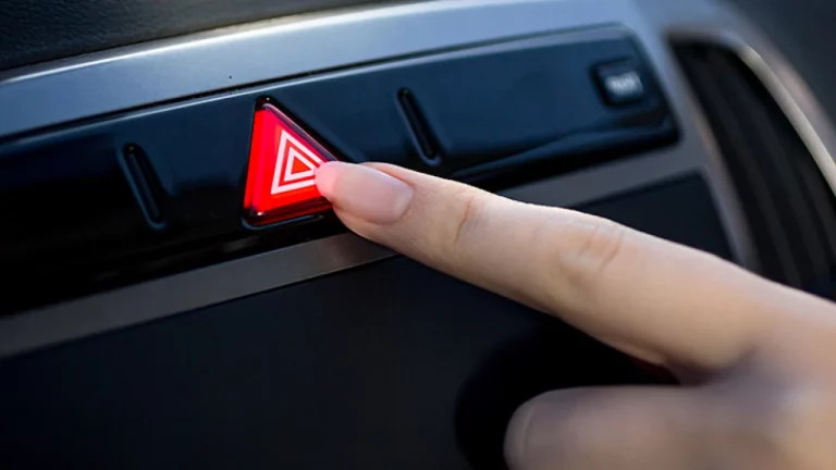 La DGT te puede poner una multa de 100 euros por usar las luces de emergencia o 'warning' del coche