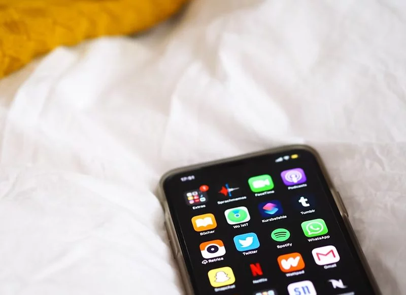 El riesgo oculto de dejar tu móvil en la cama y cómo evitar esta peligrosa práctica