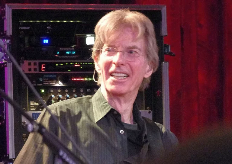 Muere el músico Phil Lesh, cofundador de Grateful Dead, a los 84 años