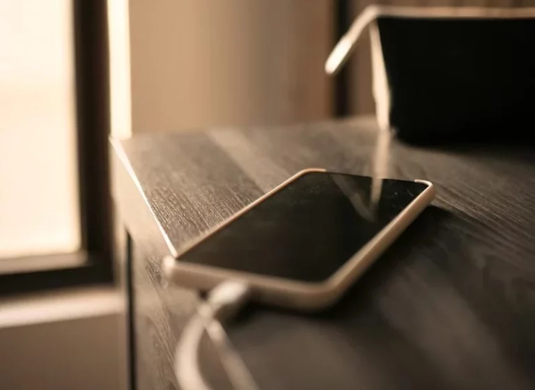 ¿No carga el cable USB C de tu smartphone Android o iPhone? Prueba estos efectivos trucos