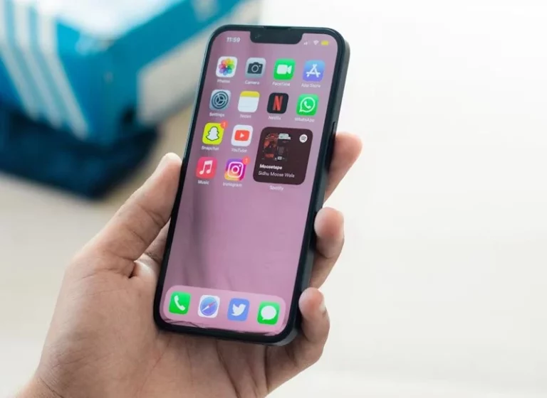 ¿Quieres un iPhone pero el 16 se te va de precio? Los expertos recomiendan comprar este modelo de hace unos años