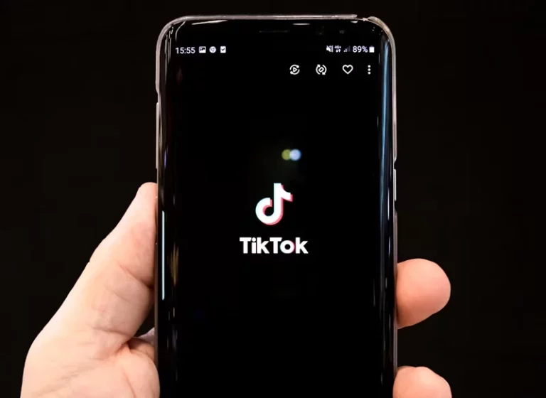 TikTok se tambalea por adicción y desnudos
