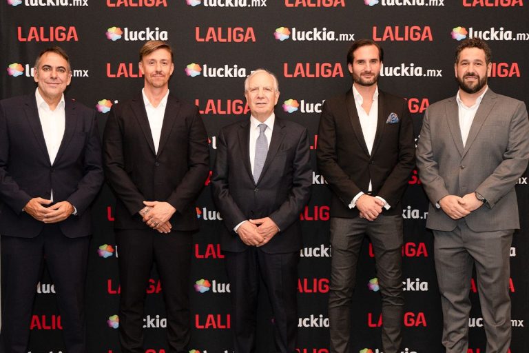 Luckia y LALIGA presentan con leyendas futbolísticas su patrocinio en México