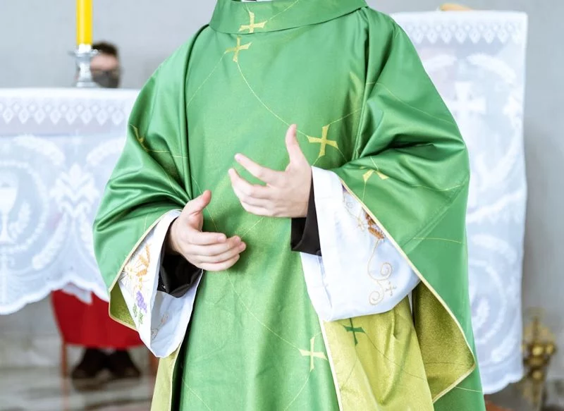 LA IGLESIA ADVIERTE DE LA 'ESTAFA DEL SACERDOTE'