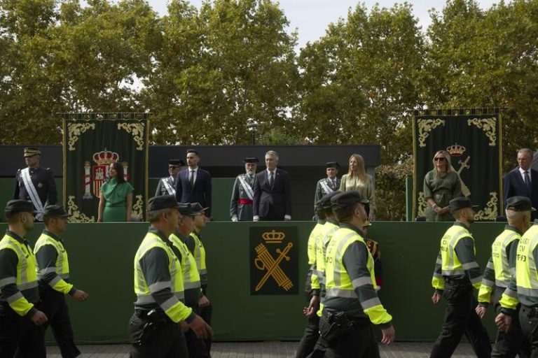 La Guardia Civil celebra en Mérida el día de su patrona con la entrega de condecoraciones y un desfile de 500 efectivos