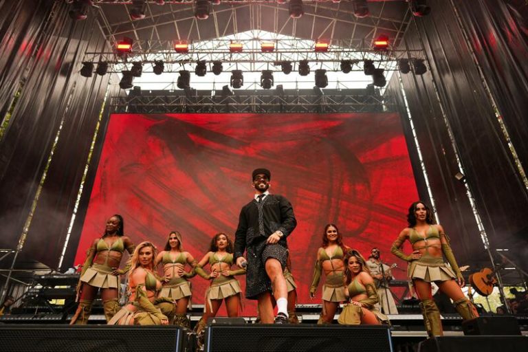 Manuel Turizo toma la Puerta de Alcalá y marca el ritmo de la Hispanidad con 'La Bachata' y 'El Merengue'