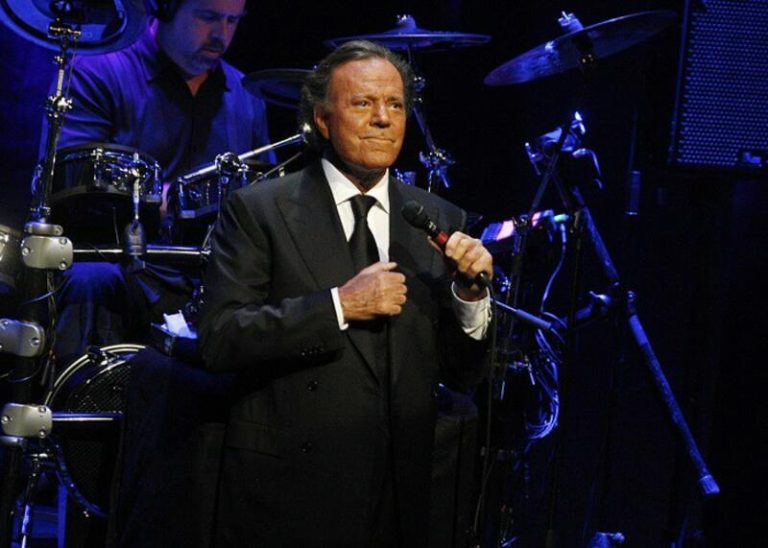 Julio Iglesias desmiente su retirada y habla de su serie de Netflix