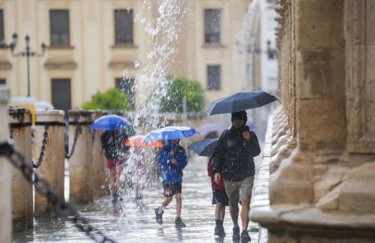 La AEMET avisa de lluvias, tormentas y descenso de temperaturas en una decena de comunidades autónomas
