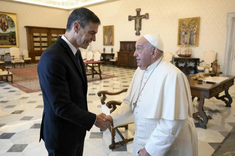 El Papa se reúne con Pedro Sánchez en el Vaticano y aboga por un 