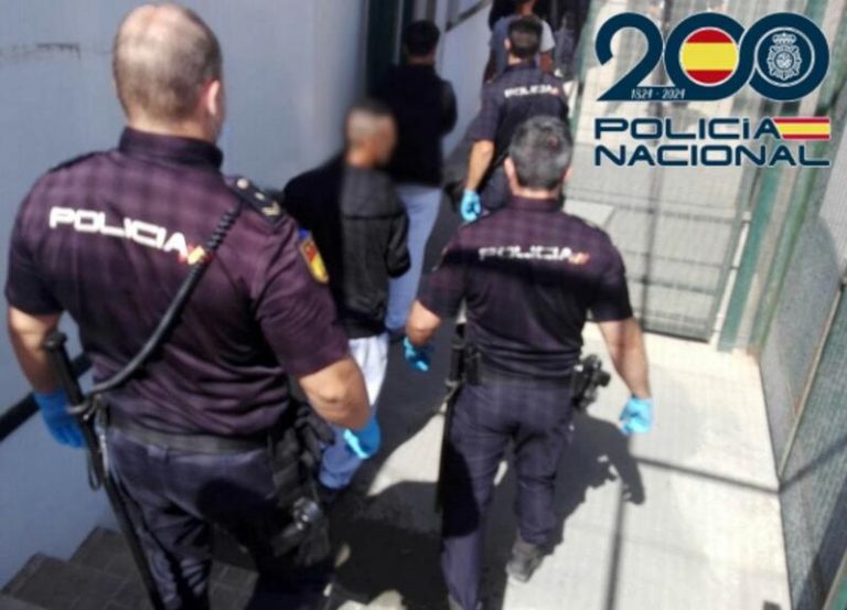 La Policía detiene al responsable de la patera interceptada en Almería con un cadáver