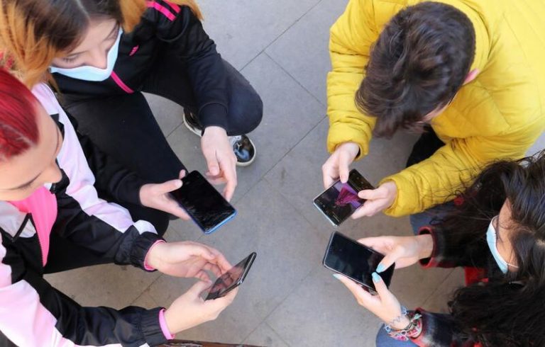A debate la prohibición de móviles en los centros educativos de Cantabria