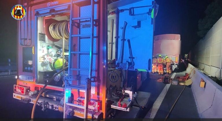 Un fallecido en Paterna (Valencia) por un choque entre un turismo y un camión en la A-7