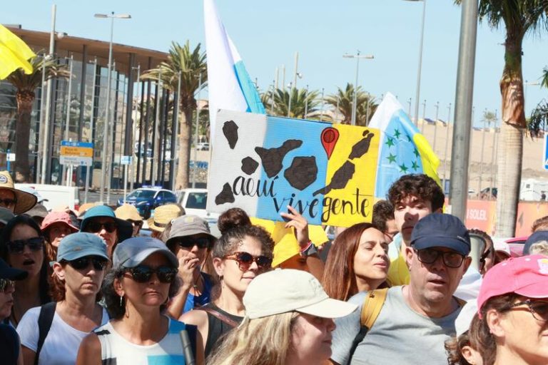 Unas 10.000 personas protestan manifestaciones contra el turismo masivo en Canarias