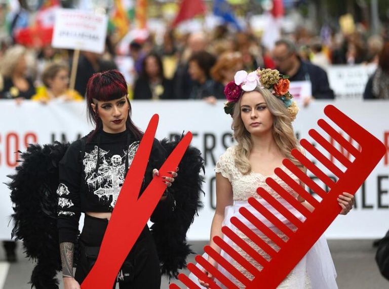 Protesta en Madrid del sector de la imagen personal por el IVA en los Presupuestos Generales del Estado