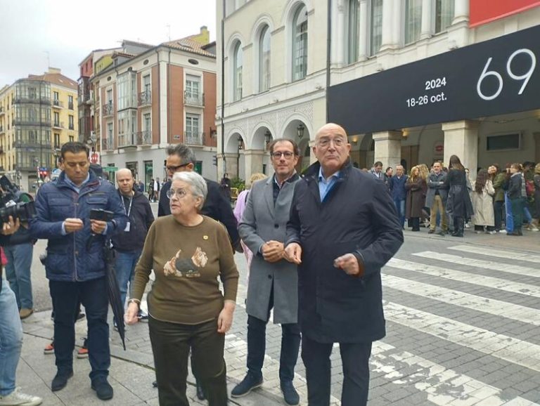Un semáforo homenajea a Concha Velasco en Valladolid con la canción de la 'chica yeyé' durante la Seminci