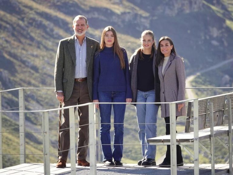 La Familia Real entrega el Premio al Pueblo Ejemplar de Asturias 2024 derrochando complicidad