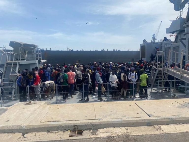 Una embarcación con 230 migrantes que se dirigía a las Islas Canarias, interceptada por Senegal