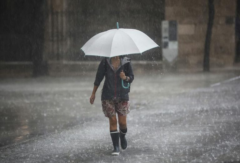 Las fuertes lluvias obligan a varios municipios de Valencia y Alicante