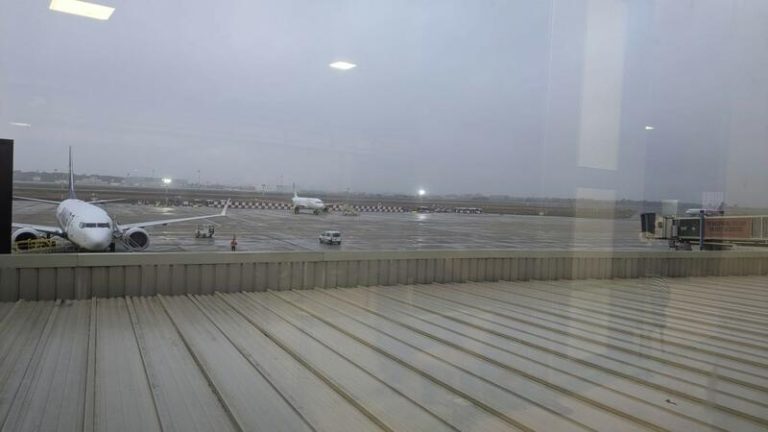 49 cancelaciones y 30 desvíos en el Aeropuerto de Valencia por la DANA