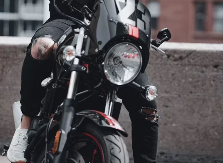 Crece la 'estafa del motorista' en España: En qué consiste y cómo protegerte del timo