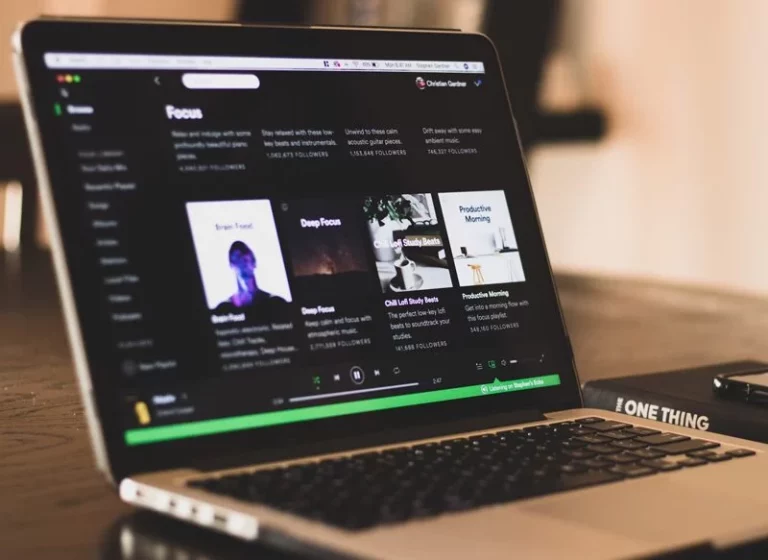 Consigue Netflix o Spotify Premium gratis con el Bono Cultural Joven: así puedes usarlo