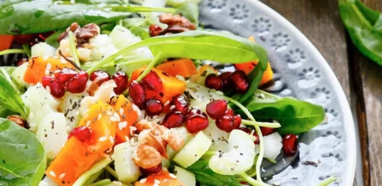3 ensaladas de otoño irresistibles con granada, nueces y calabaza asada