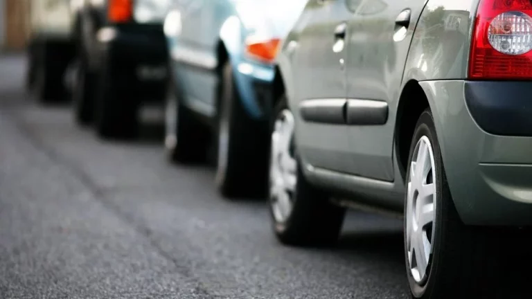 La DGT aclara por fin una de las mayores dudas de los conductores al aparcar en línea o en batería