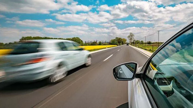 DGT: ¿Te multan por adelantar a más de un coche a la vez en una carretera de doble sentido?