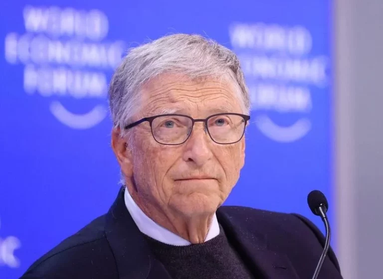 Bill Gates, fundador de Microsoft, desvela las 3 únicas profesiones que sobrevivirán a la IA