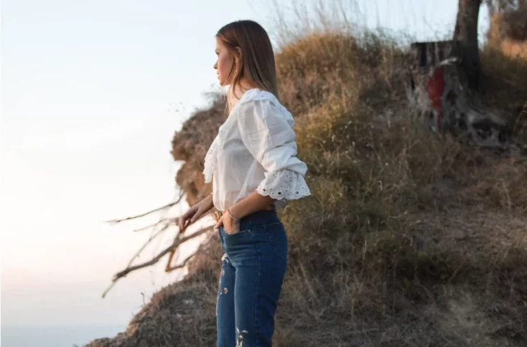 8 blusas de Sfera que puedes combinar con vaqueros para verte elegante en segundos