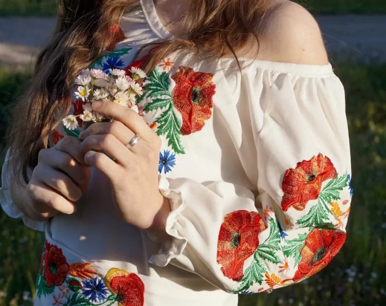 8 blusas de Zara para mujeres que quieren llevar ropa suave sin pasar frío
